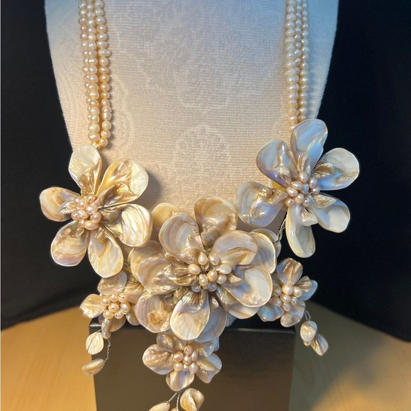 Natural Mother-of-Pearl Necklace - Picture 2 of 2